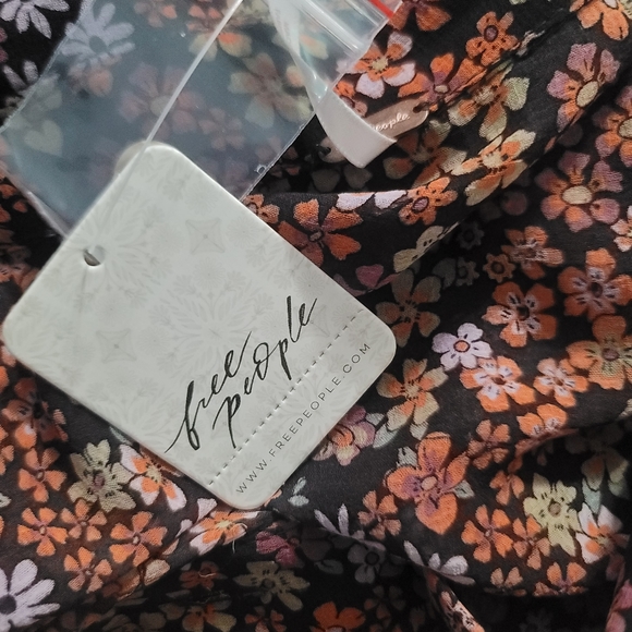 Free PeopleBonnie Floral Print Point Collar V-Neck Button Front Puff Short Sleev - Picture 9 of 11